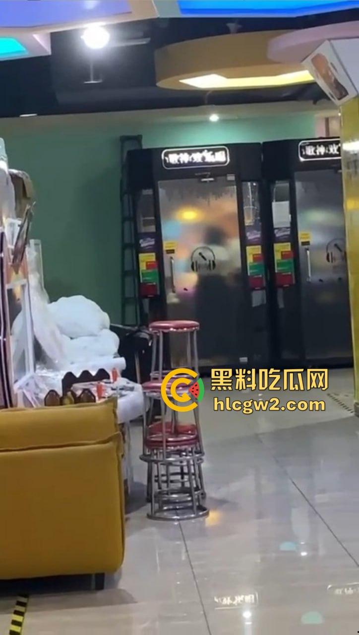 郑州万达K歌房变啪啪房！小情侣激情开战，小男友2分钟交卷，快枪手无疑！-3