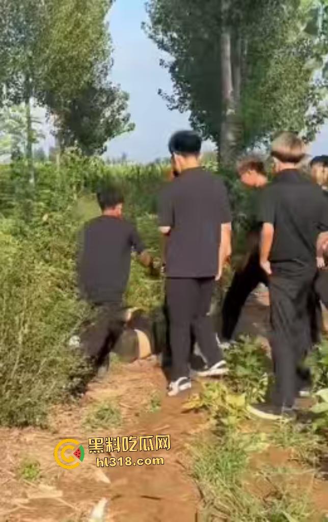 河北邢台精神小伙们因男生考试不给抄答案直接拉到树林旁暴揍，一旁拍照女生还说好帅啊！-3