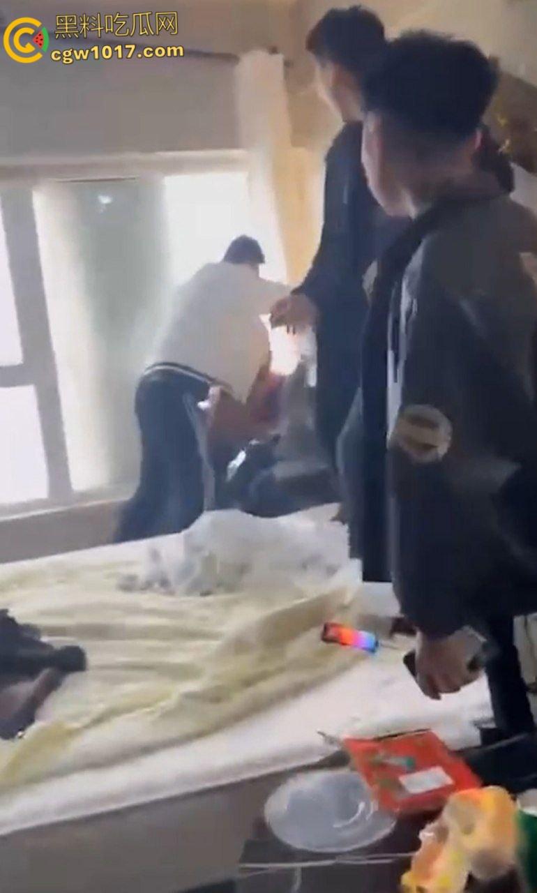 吉林长春万达公寓血案，快手甜妹带头挑衅，冲进房间双人捅死 一死一抢救无效，房间鲜血四溅恐怖至极！-5