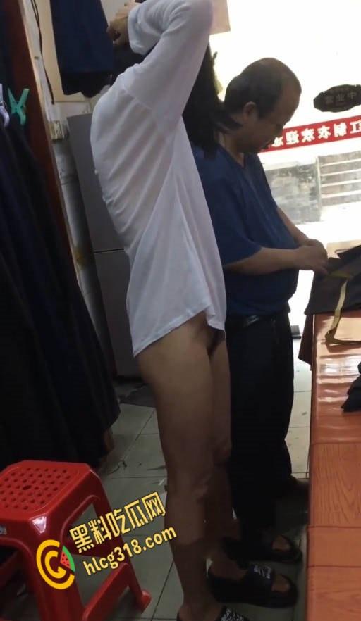 超大胆御姐直接在沙滩商场，各种人多的地方全裸露出全裸，让大爷直接量胸围做衣服真牛逼啊！！！-3