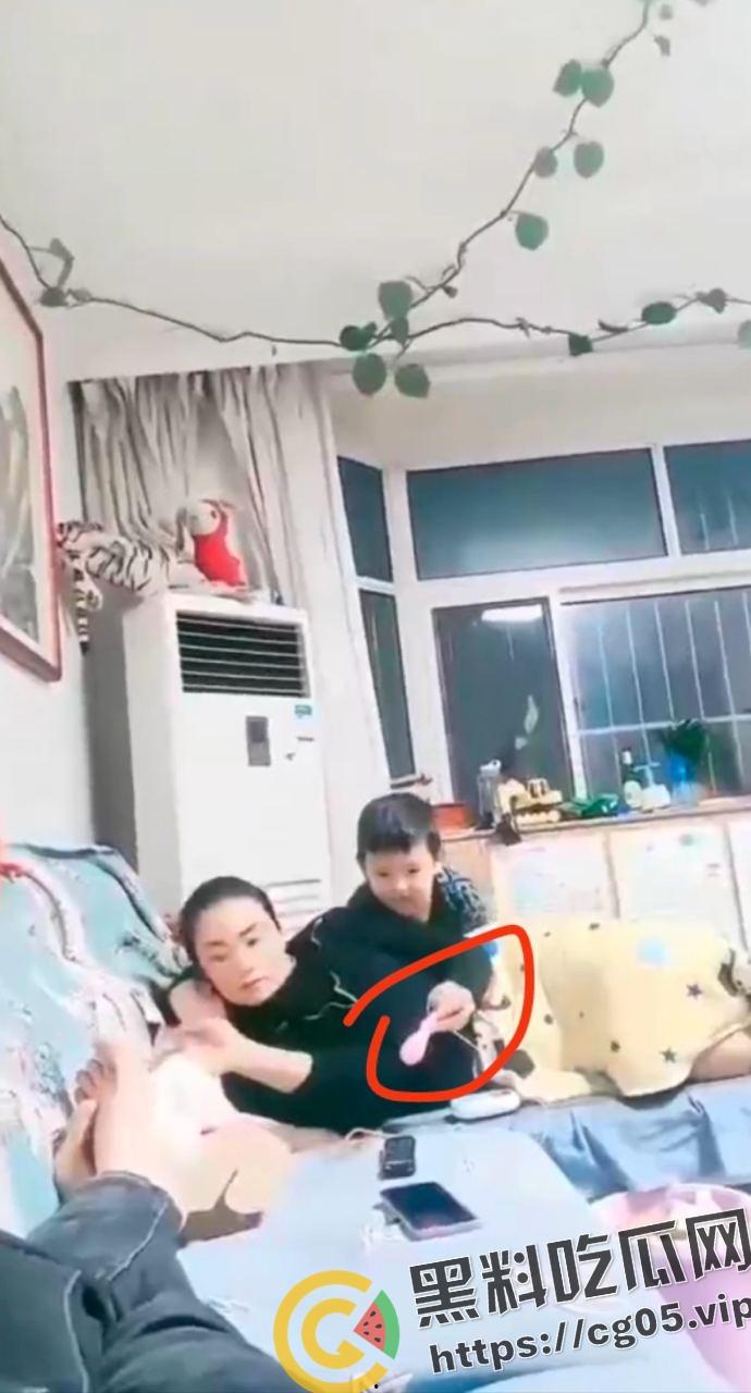 毁三观！母亲当着儿子的面玩跳蛋 而父亲就在旁边拍视频 一家三口没一个正常人-2