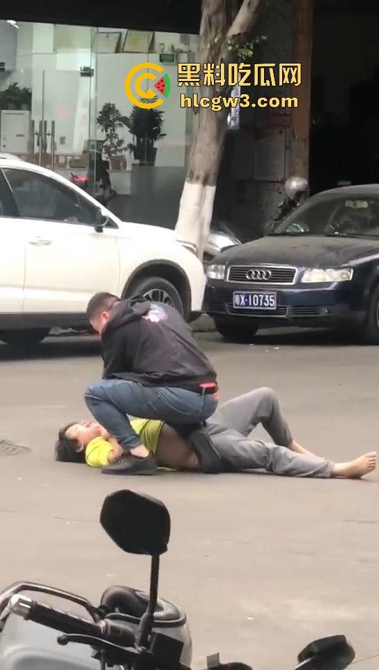 顺德街头武德尽失，黄衣憨憨被揍后不服，扳手砸车泄愤，真就得饶人处且饶怂呗？-2