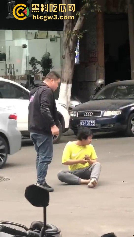 顺德街头武德尽失，黄衣憨憨被揍后不服，扳手砸车泄愤，真就得饶人处且饶怂呗？-5