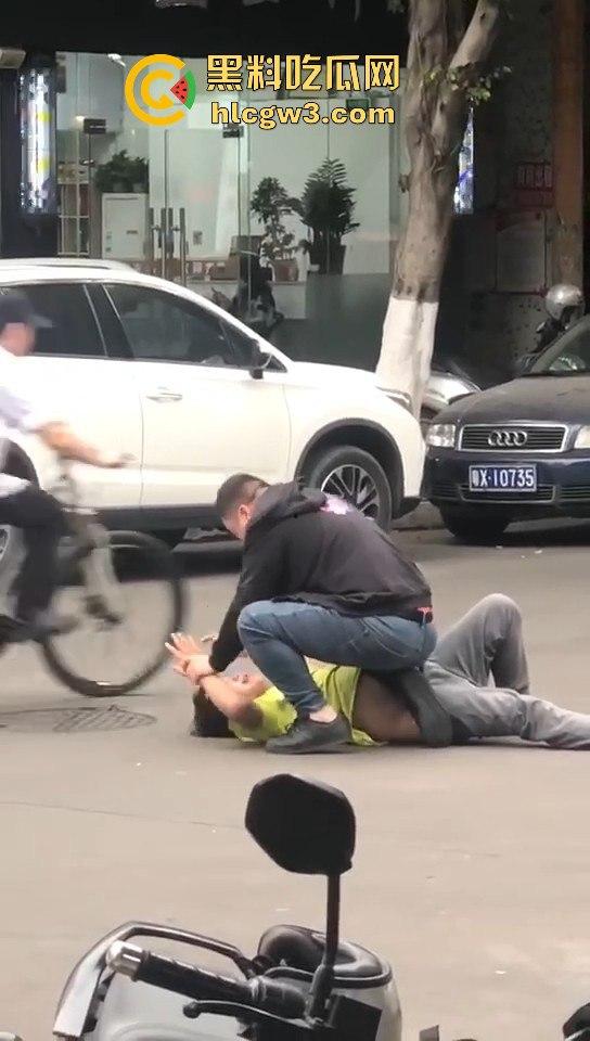 顺德街头武德尽失，黄衣憨憨被揍后不服，扳手砸车泄愤，真就得饶人处且饶怂呗？-6