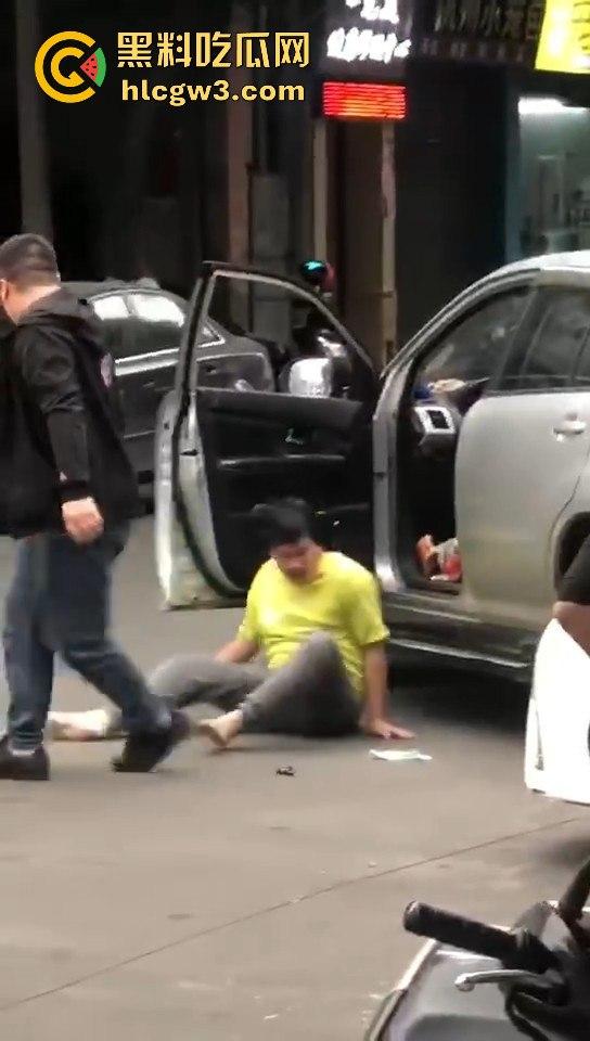 顺德街头武德尽失，黄衣憨憨被揍后不服，扳手砸车泄愤，真就得饶人处且饶怂呗？-7