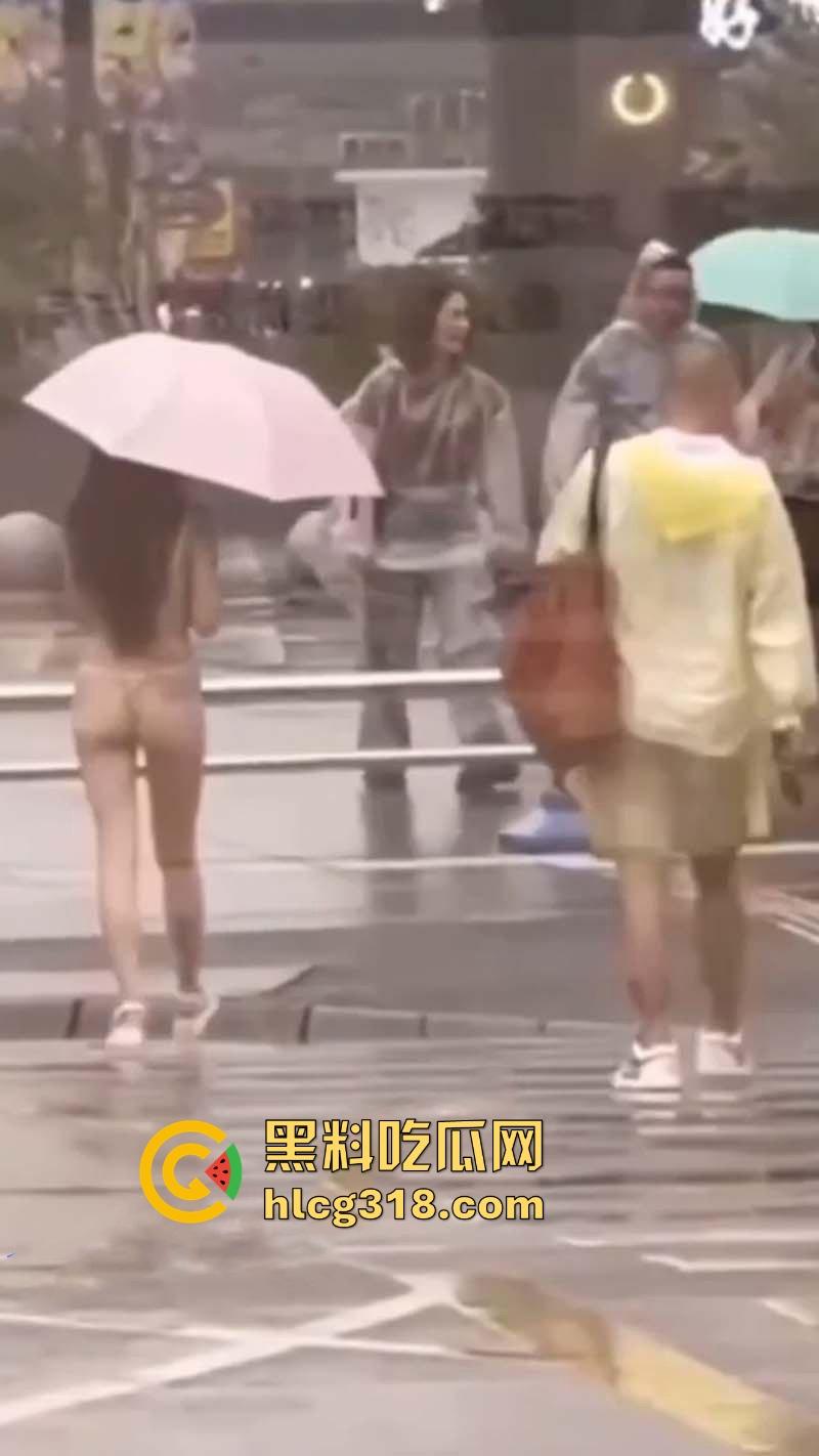 成都万象城丁字裤小仙女又杀回来了！主人最新任务 雨中撑伞漫步大秀长腿 还是熟悉的丁字裤战袍！-4