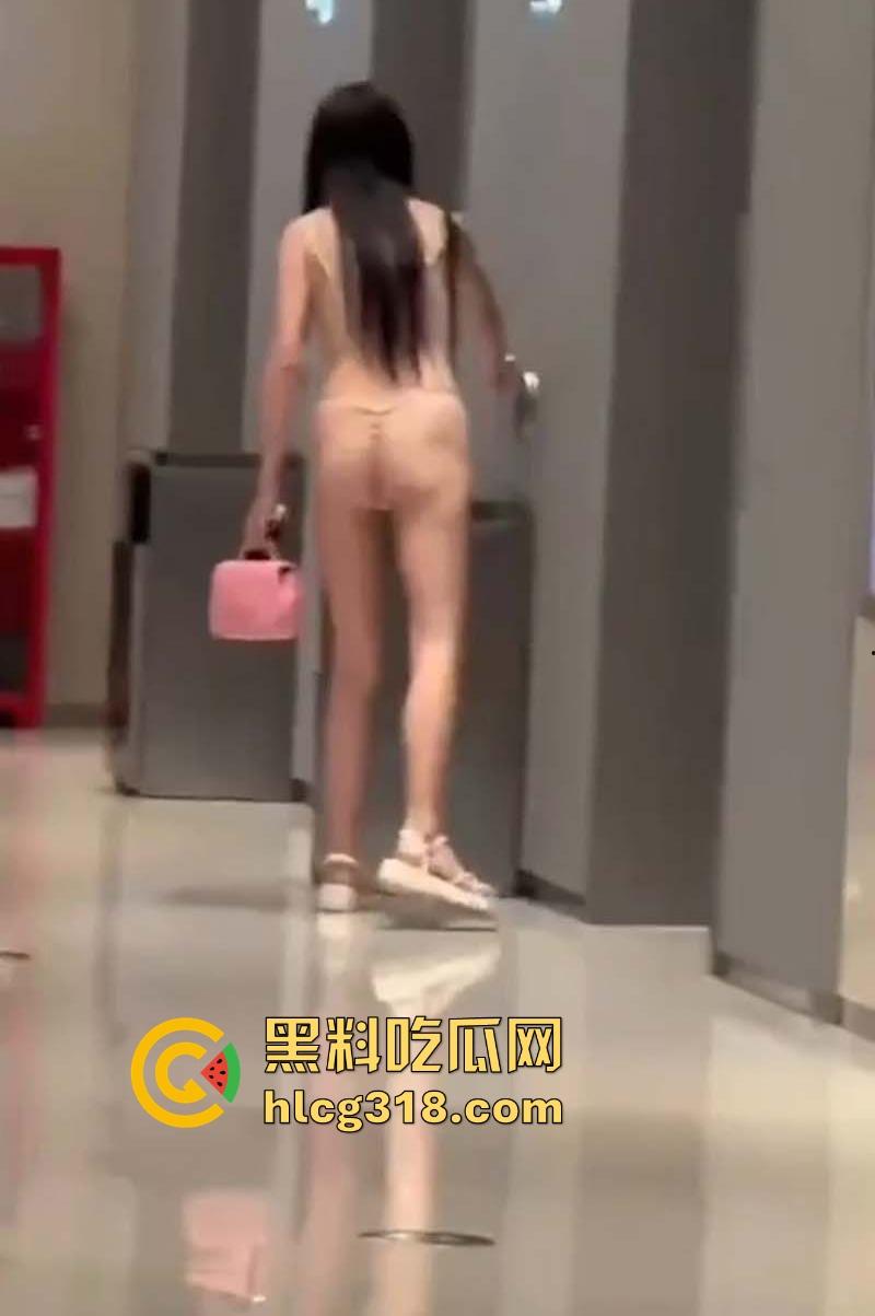 成都万象城丁字裤小仙女又杀回来了！主人最新任务 雨中撑伞漫步大秀长腿 还是熟悉的丁字裤战袍！-8