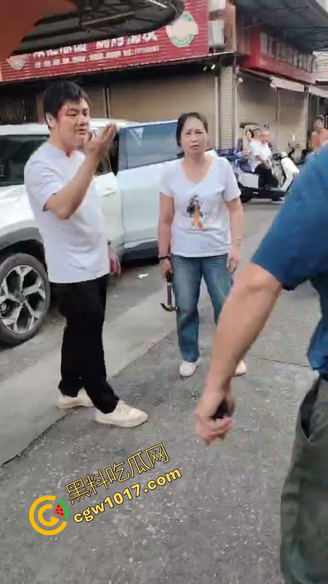 揭阳街头爆眼福！31岁小鲜肉与47岁阿姨车内忘情亲热，被捉现行，网友狂咳：啃老树嫩牛淫贱情热！-1