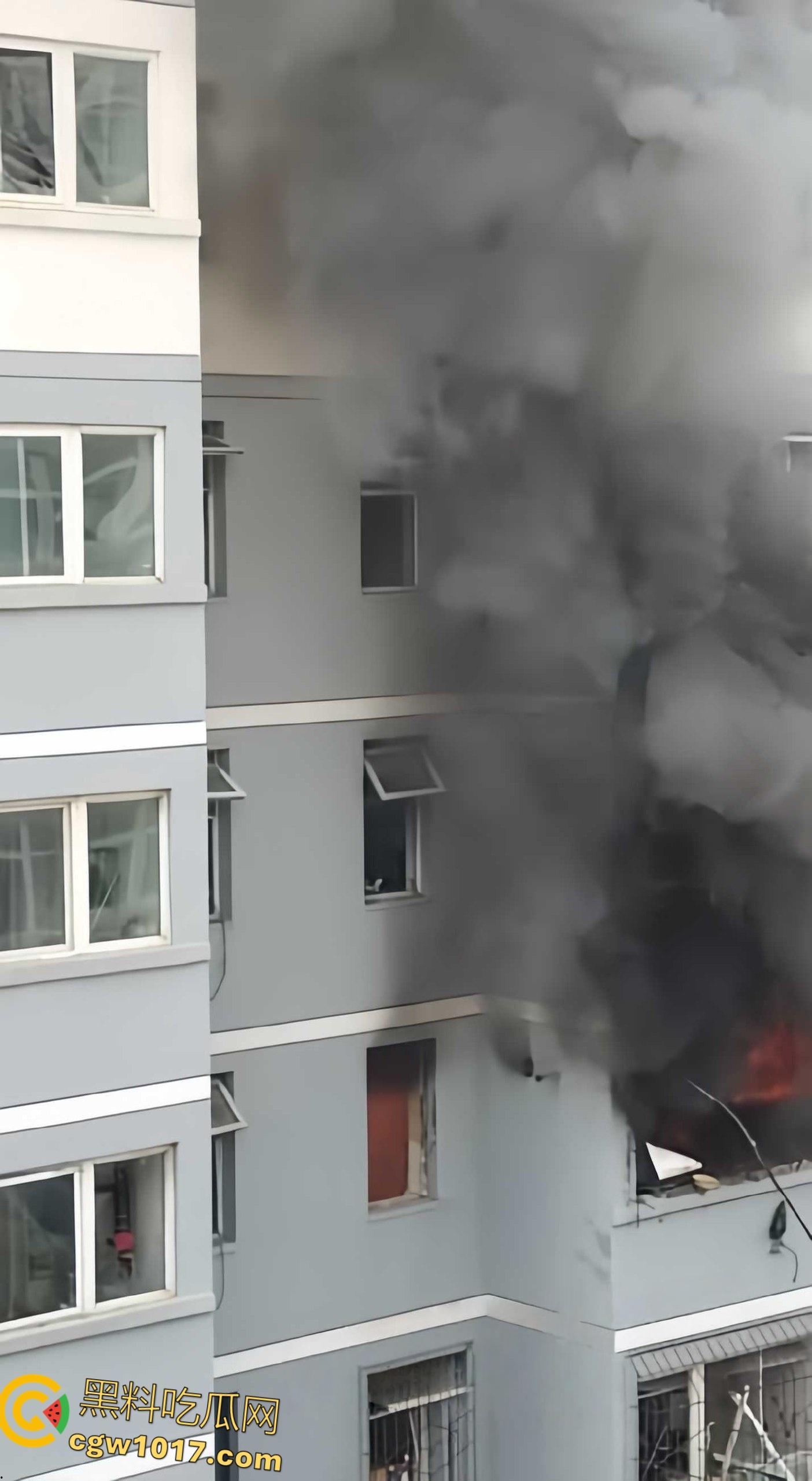 河北张家口钢鑫小区，突发惊天爆炸疑似燃气泄漏，爆炸冲击波震碎周边窗户玻璃，楼体墙面崩裂变形！-3