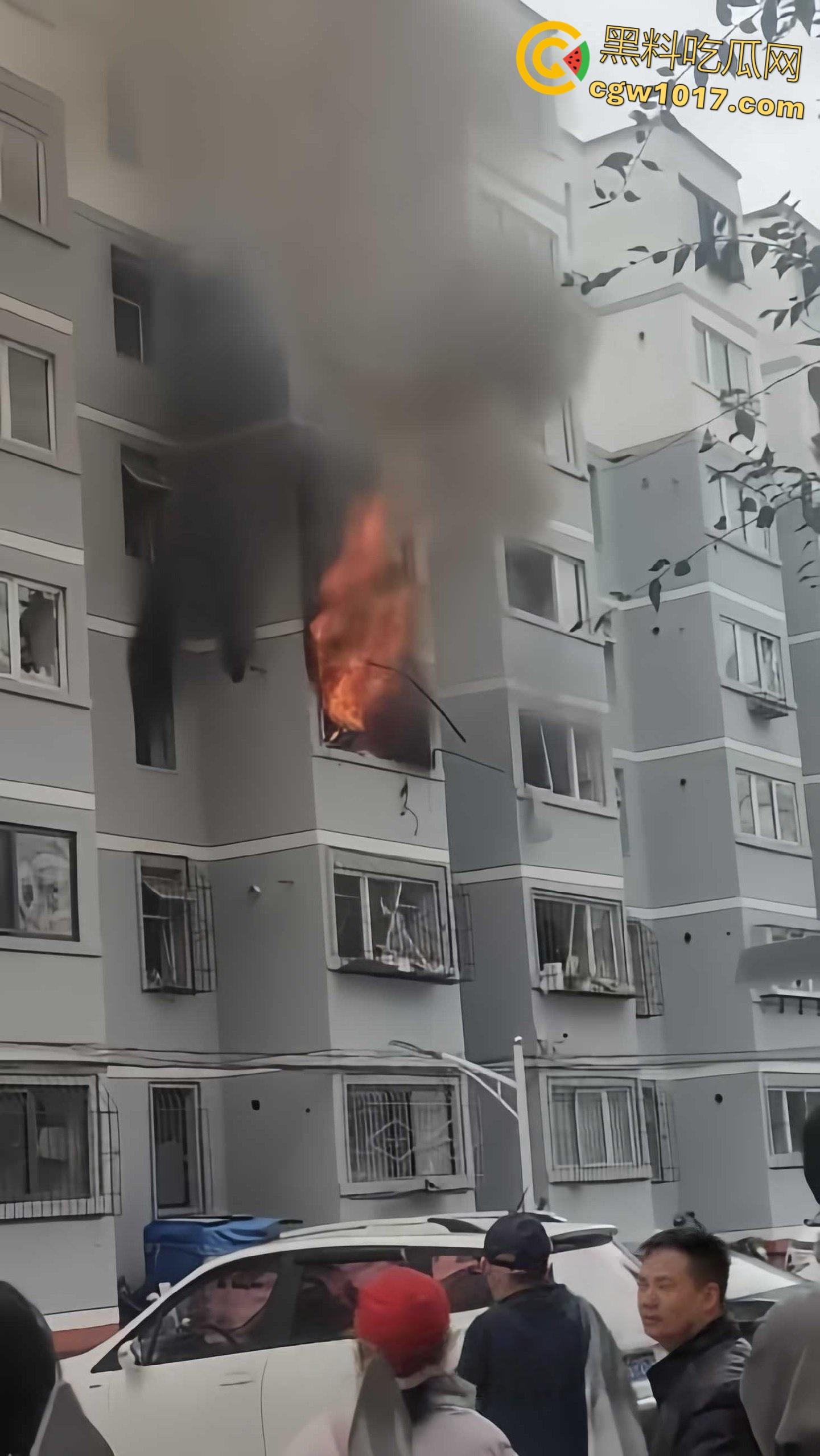 河北张家口钢鑫小区，突发惊天爆炸疑似燃气泄漏，爆炸冲击波震碎周边窗户玻璃，楼体墙面崩裂变形！-4