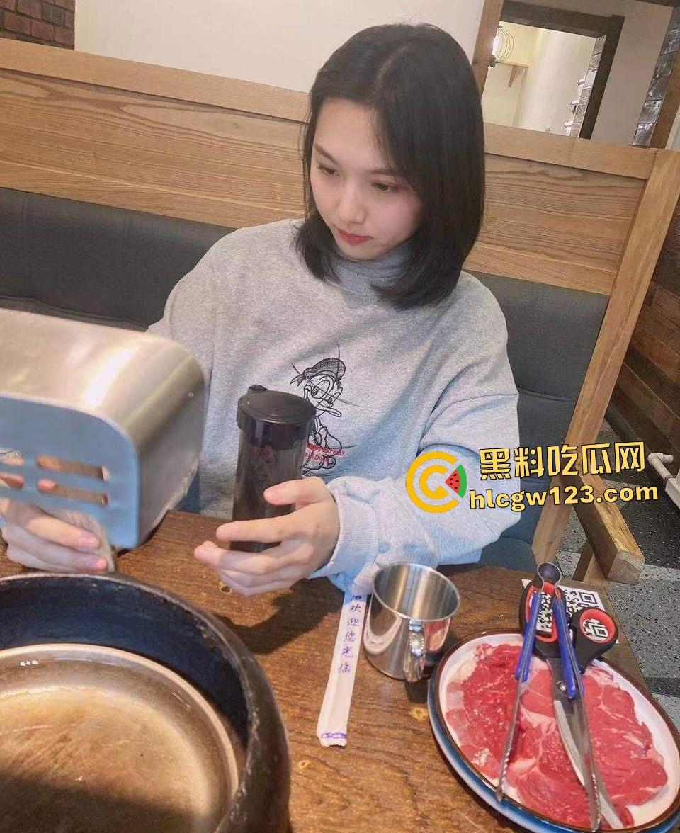 湖北师大【刘晴】大一骚女为奶茶免费骑乘，老板鸡巴太挺插不进去，只能用力掰！-2