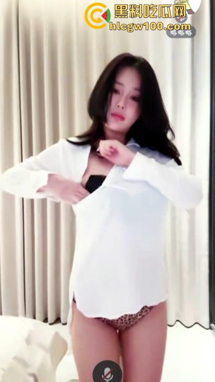 快手百万粉丝巨乳网红【赵肥肥】在网上穿着情趣制服丝袜在镜头前卖弄风骚！-4