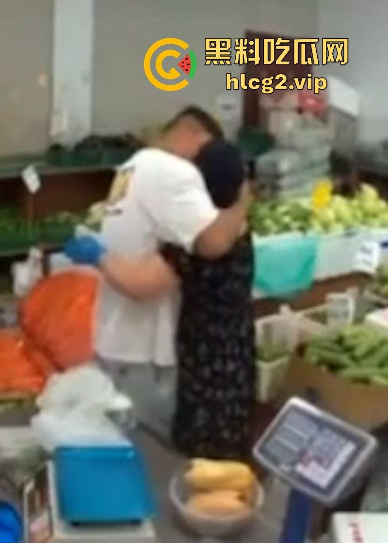 抖音网友视频曝光亲妈和亲老公搞在了一起 搂搂抱抱完全不避人！-7