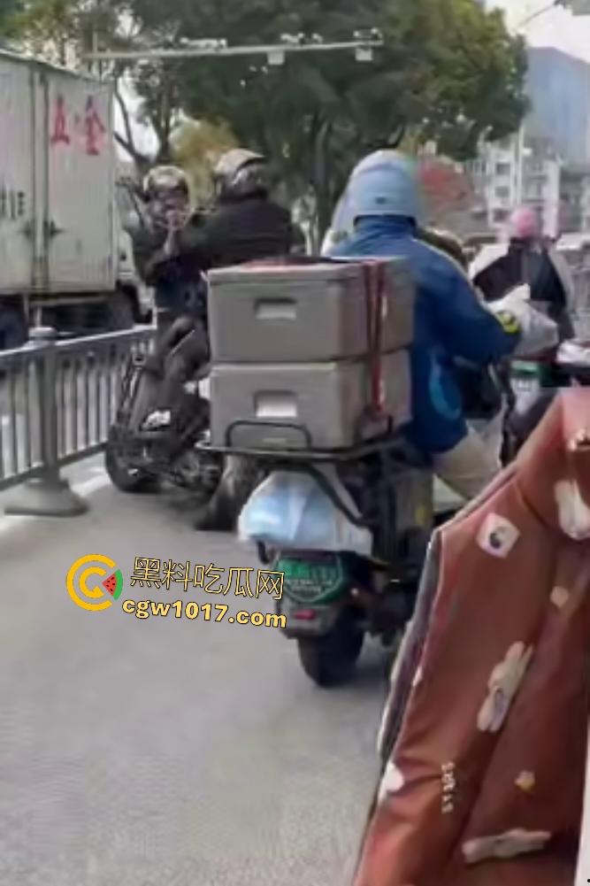 贵州路怒外卖小哥暴打逆行老大哥，头盔被一拳打爆，小哥脱头盔狂揍，从报警变惨叫，没流血倒是很丢脸！-5