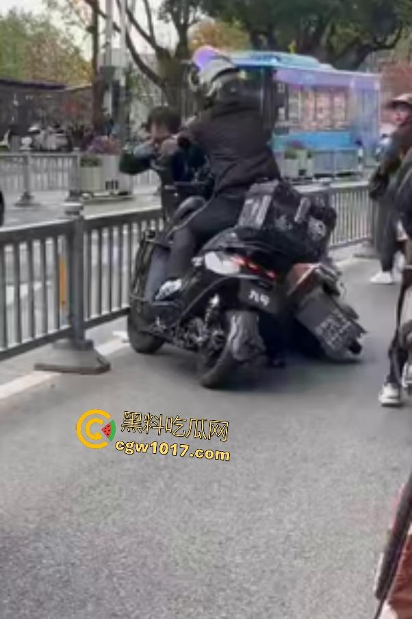 贵州路怒外卖小哥暴打逆行老大哥，头盔被一拳打爆，小哥脱头盔狂揍，从报警变惨叫，没流血倒是很丢脸！-8