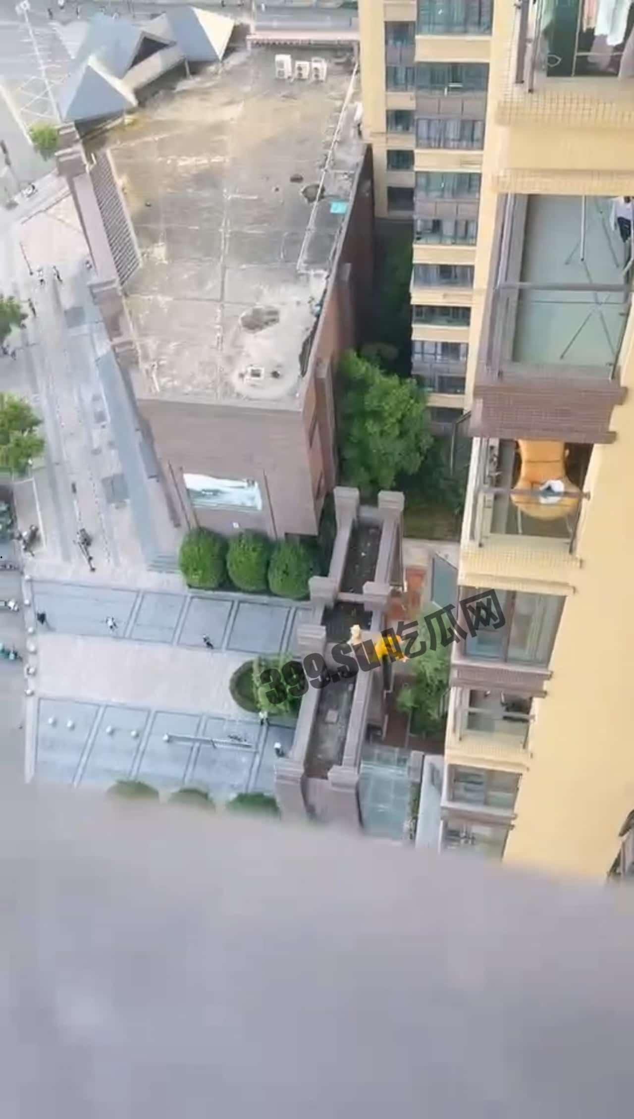 成都 优山居小区 出轨 偷情 健身男子去女方家偷情，不料男方回家躲窗外自由落体-10