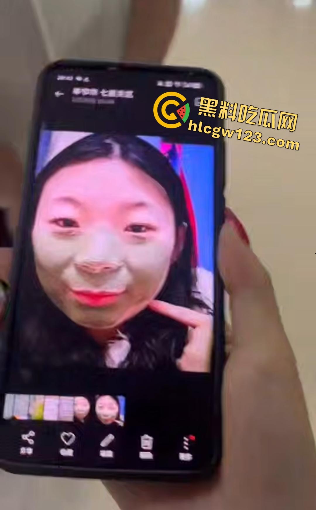 变态男生被同学怂恿去偷女生内衣当场被抓！内衣裹鸡巴真好玩，逼打女友电话羞辱！-3