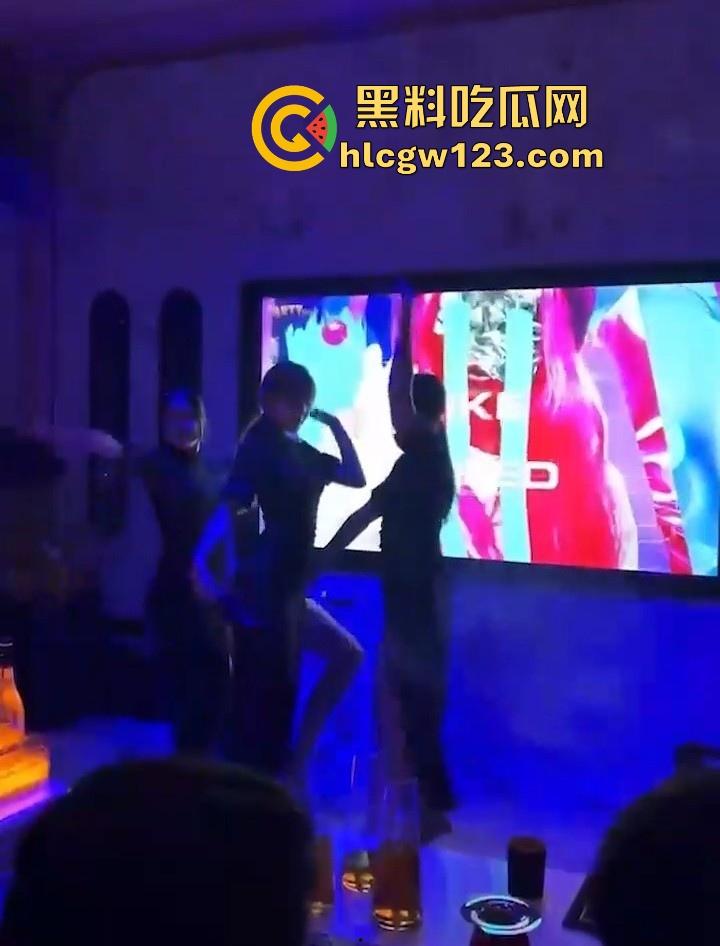 KTV包厢的淫乱现场 汉服美女曼妙舞姿后脱衣艳舞大秀 白皙娇躯性感内衣尽显 扭臀热舞媚眼挑逗 诱惑到极致！-2