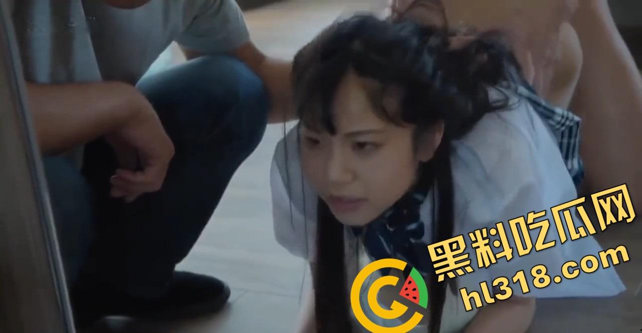 干爹把萝莉干女儿当筹码送合作伙伴，软妹身材娇小被提起直接操，干爹看傻眼年轻体力就是不一样！-11