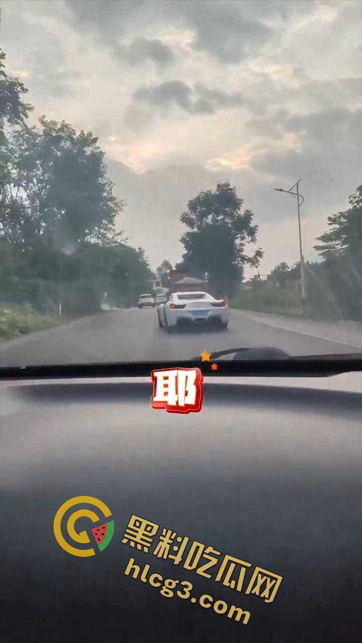 重庆垫江法拉利撞车，租车想学范迪塞尔，结果哭着回家！租车司机炫技失败后悔不已！-2