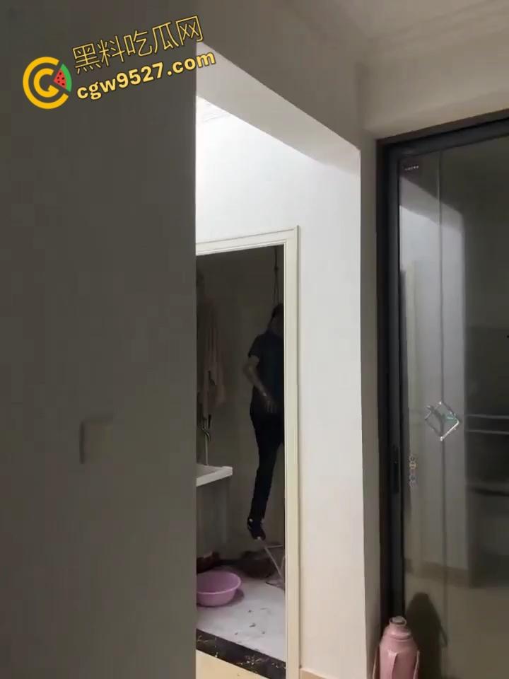 湛江西便街老哥 欠贷精神崩溃！出租屋狠心自杀上吊，尸体腐化变人油标本 ，债主没上门房东先吐了 !-4