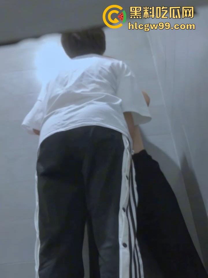 大学厕所女同打野炮被偷拍！小T疯狂舔奶手指扣穴 最后还假装后入撞击 没鸡巴是真憋屈啊！-4