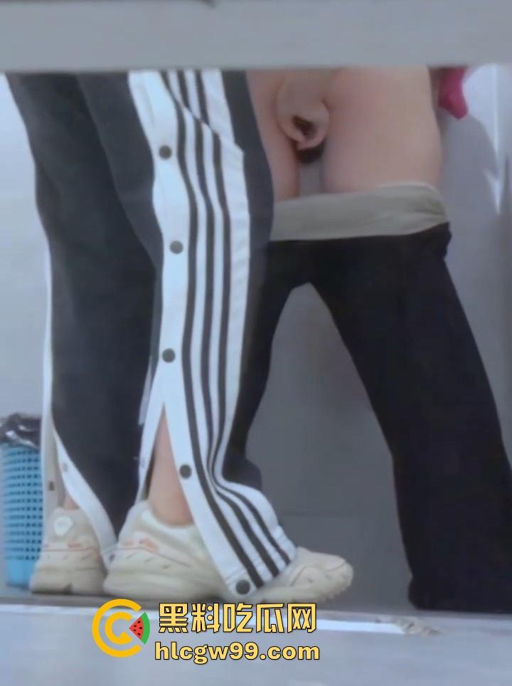 大学厕所女同打野炮被偷拍！小T疯狂舔奶手指扣穴 最后还假装后入撞击 没鸡巴是真憋屈啊！-7