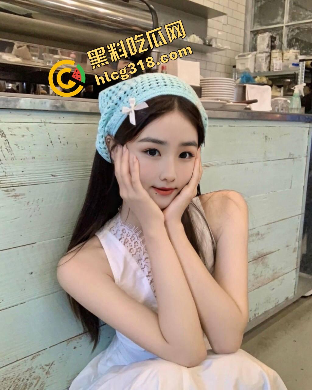 瓜友淫妻瘾又犯了，骚妻自拍挑逗爆出分享，劈腿掰穴求操，兄弟们来品一品这小母狗值不值收藏？-2