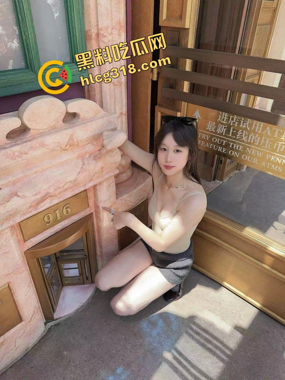 瓜友爆操离婚少妇『赵雪』撅屁股给后入，边被抽插边包粽子，这骚货就喜欢一心两用让人干到发疯！-3