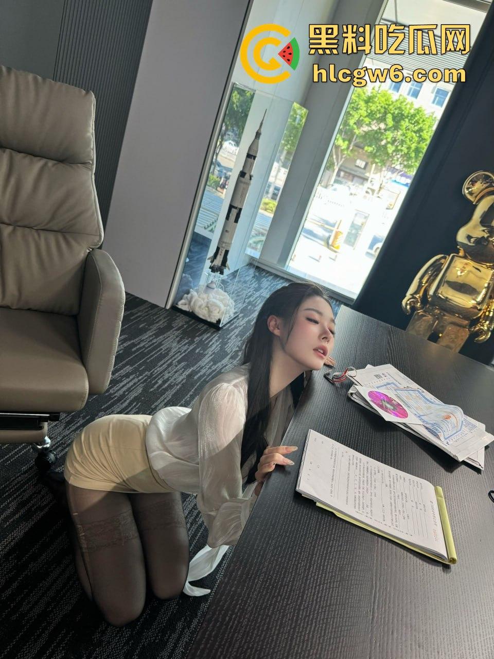 舔脚狂魔现身直播间，公然舔过嫂子的脚还嚷着要舔主播的脚丫，主播劝都没用，这哥们真是舔到魔怔了！-14