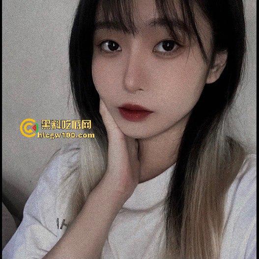 湖南大学大一学妹【李静妍】揉胸自慰挑逗文爱，清纯只是摆设 遭渣男前男友曝光不雅视频。-1