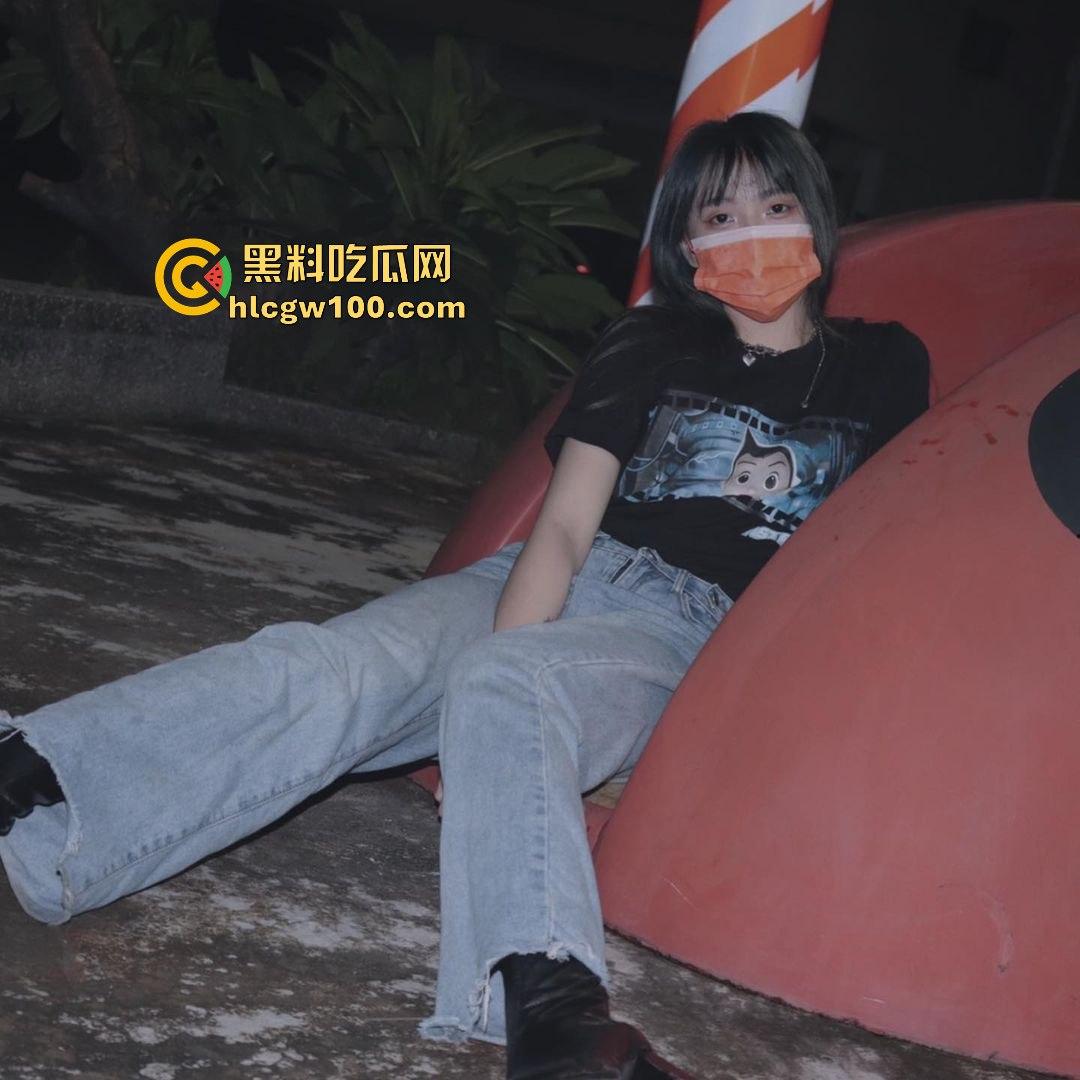 湖南大学大一学妹【李静妍】揉胸自慰挑逗文爱，清纯只是摆设 遭渣男前男友曝光不雅视频。-4