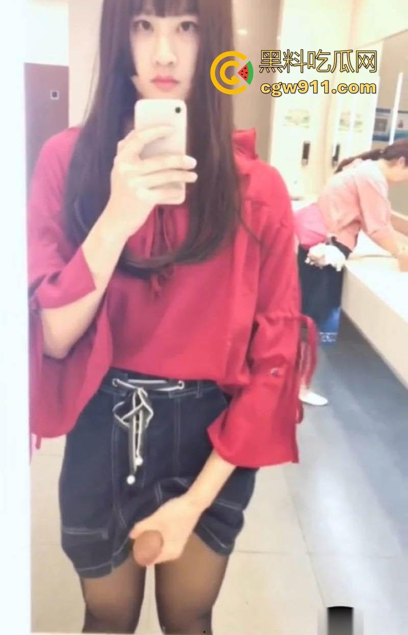 女装大佬挑战女厕所撸屌！清秀妆容下暗藏巨屌，当众对镜自慰喷射，巨屌一亮，瞬间颠覆三观！-2