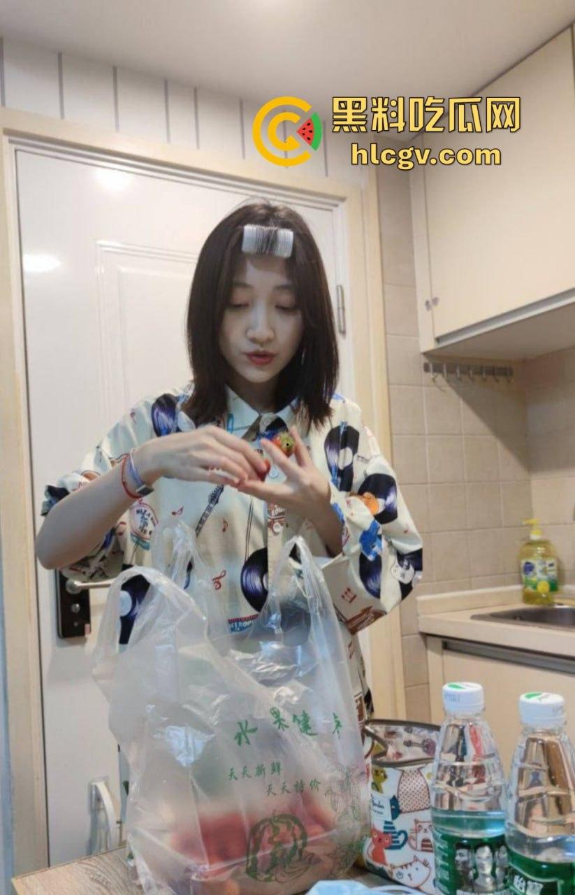 海归杭州情侣全套流出！【宋如依】表面清纯实则骚，连拍照都少不了被爆插的肥臀！-10