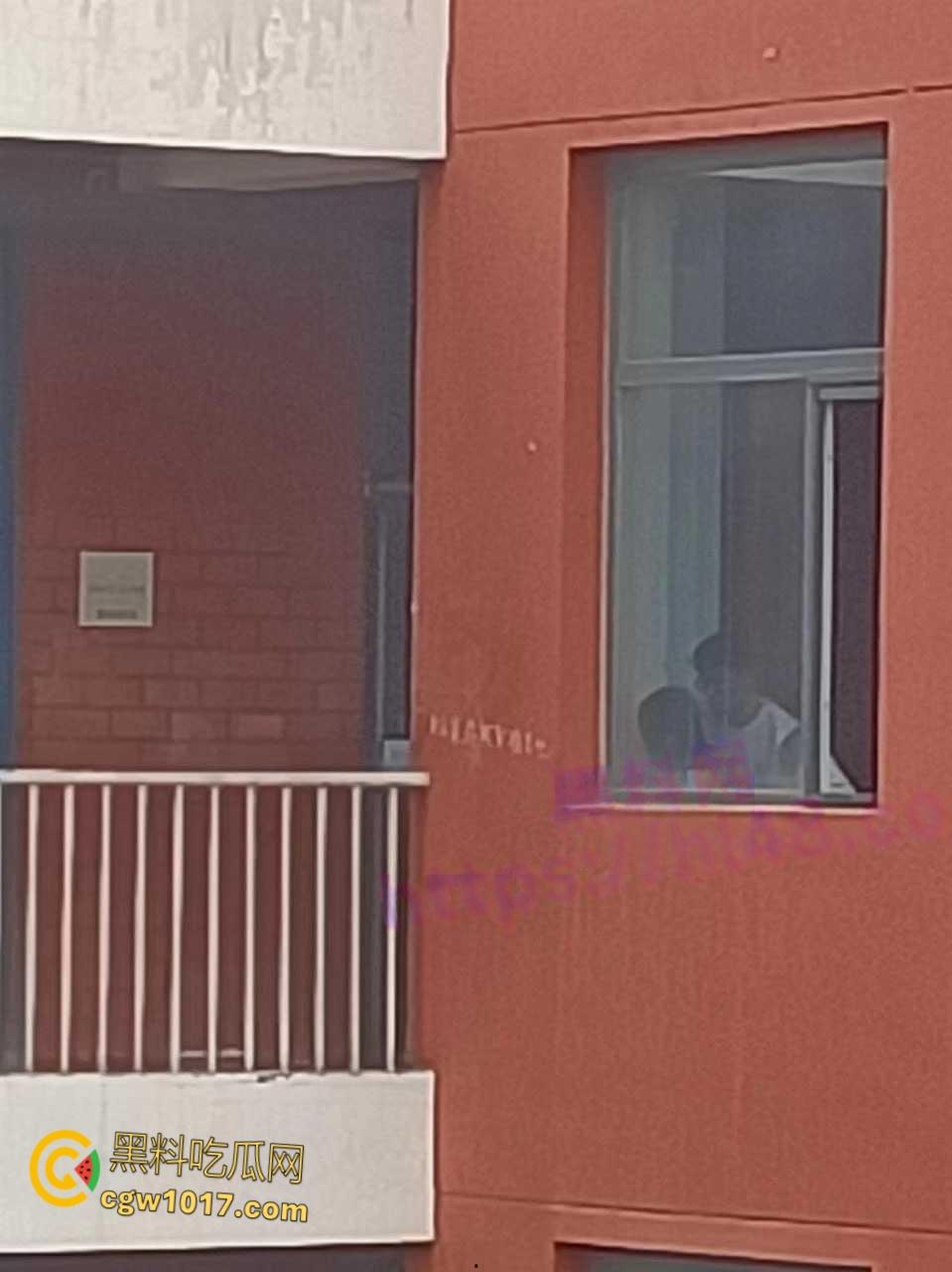 宁夏银川永宁回民高级中学，高一情侣午休时间楼梯间打炮，趴在窗户上无套后入，小小年纪如此大胆了-4