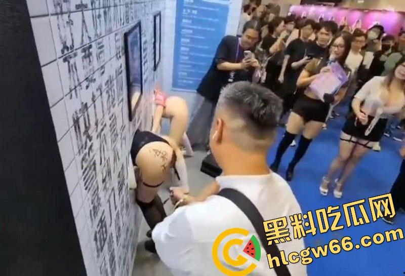 台湾成人博览会2025现场开放SM互动，女优撅臀任抽打当肉便器，屁股写淫字让观众轮番狂抽！-6