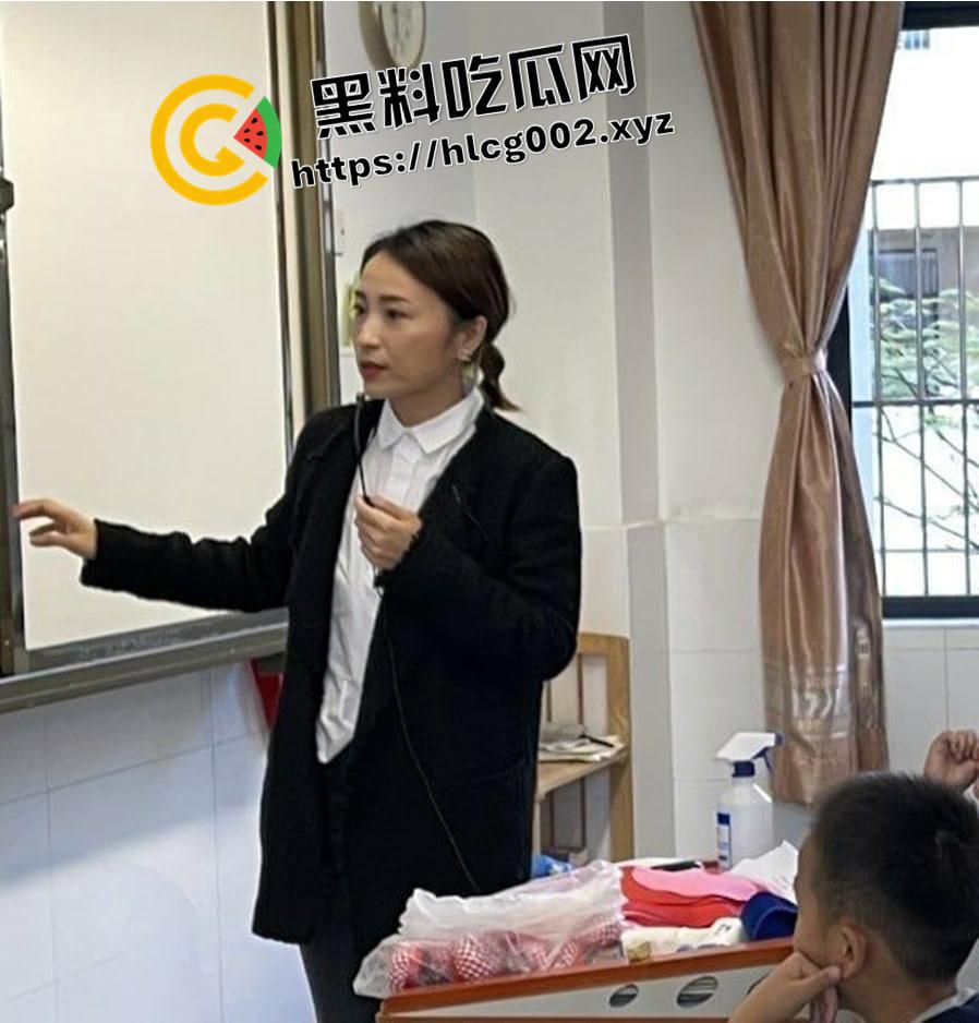 上海英语老师的反差一面 白天教英语 晚上叫淫语 风骚自拍勾引有钱家长-1