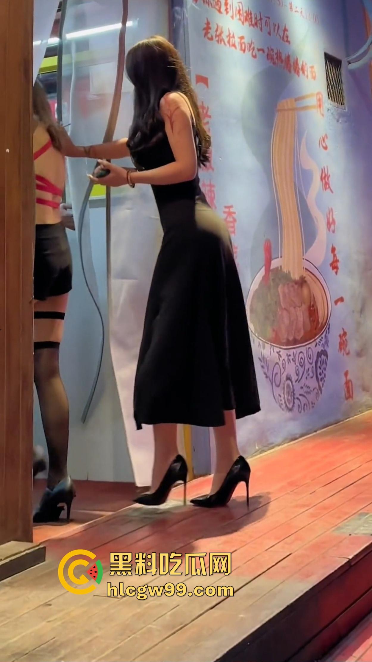 快过年了谁家的老婆喝成这样？美女妹子醉倒地上就被扛回家突突突，免费白嫖局再度上演，年关果然热闹！-2