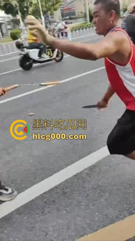 南宁街头惊现持刀捅人，抢劫后无差别捅人，路过行人见人就捅，围观群众惊恐报警，场面触目惊心！-2