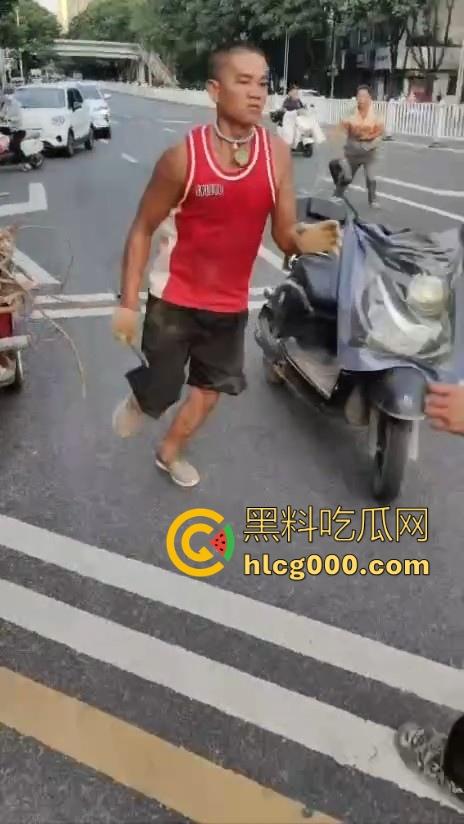 南宁街头惊现持刀捅人，抢劫后无差别捅人，路过行人见人就捅，围观群众惊恐报警，场面触目惊心！-3