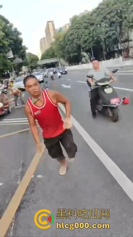 南宁街头惊现持刀捅人，抢劫后无差别捅人，路过行人见人就捅，围观群众惊恐报警，场面触目惊心！-4