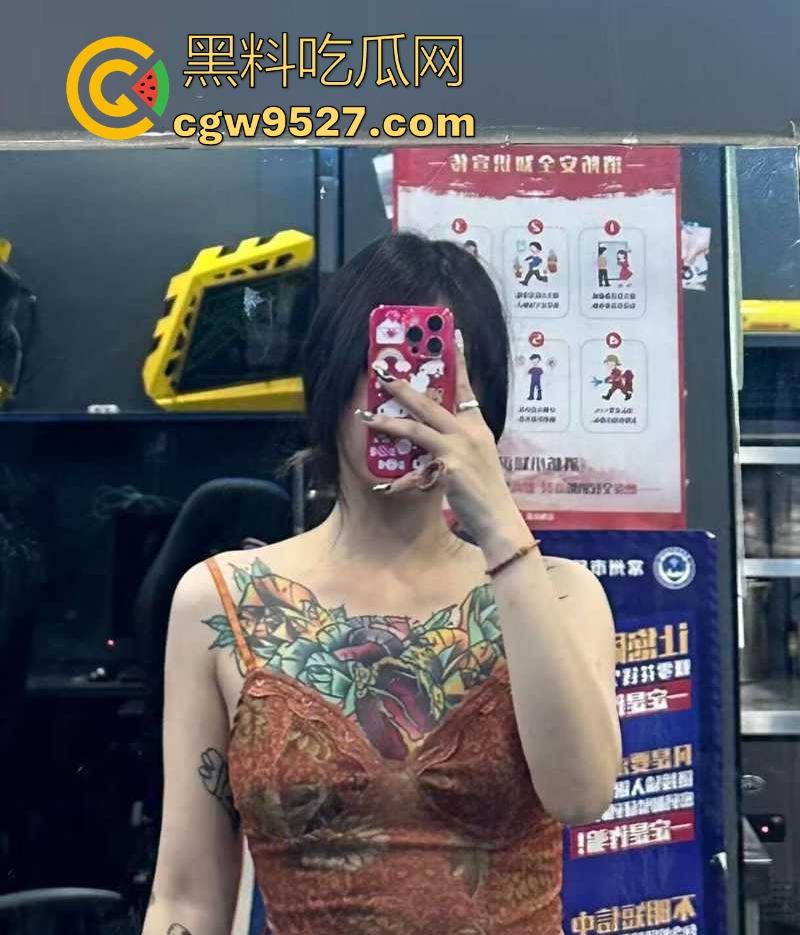 四川花胸纹身没钱结账，现与纹身师做爱抵债，细腰翘臀骚劲十足，放荡婊子私密视频曝光！-1