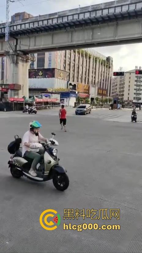 南宁街头惊现持刀捅人，抢劫后无差别捅人，路过行人见人就捅，围观群众惊恐报警，场面触目惊心！-6