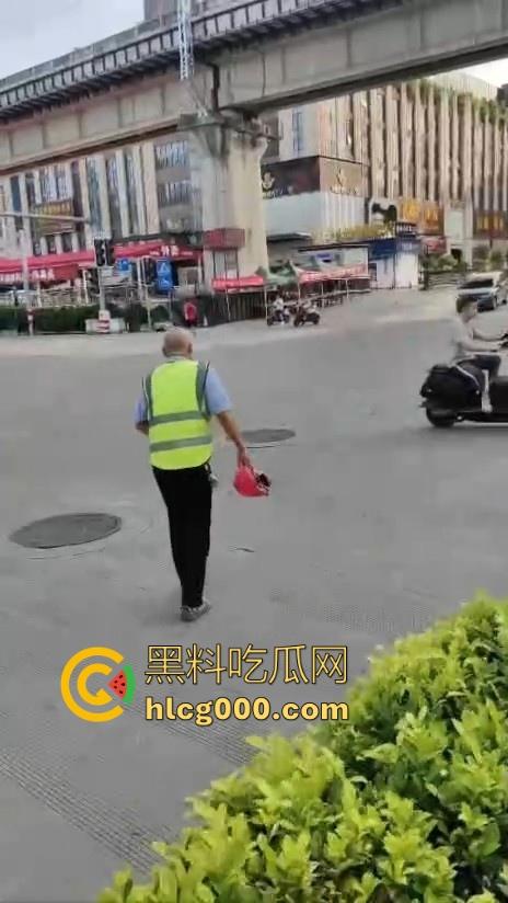 南宁街头惊现持刀捅人，抢劫后无差别捅人，路过行人见人就捅，围观群众惊恐报警，场面触目惊心！-7