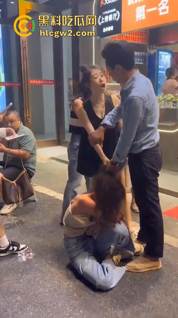 杭州街头正妻当众暴揍小三！揪住头发狂甩耳光 这场面真叫一个解气！-1