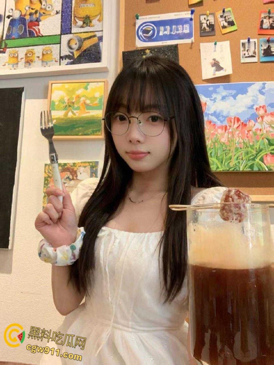 沈阳农业大学研究生【贺芳欣】，被前男友肆意调教无套爆操，玩腻后惨遭抛弃，眼镜妹不仅反差还傻白甜 ！-3