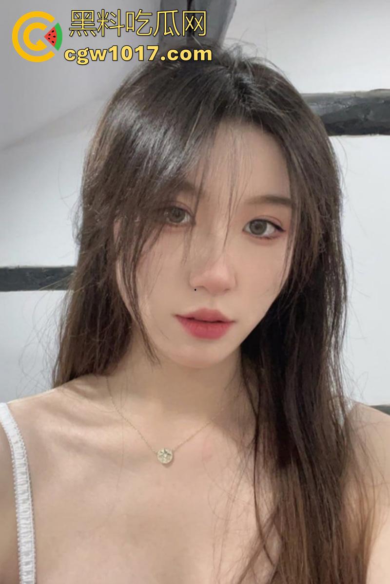 山东威海职业学院校花【邵舒琳】，野外露出与酒店爆操视频流出，口含肉棒表情淫荡，小穴被操到红肿惹人怜！-2