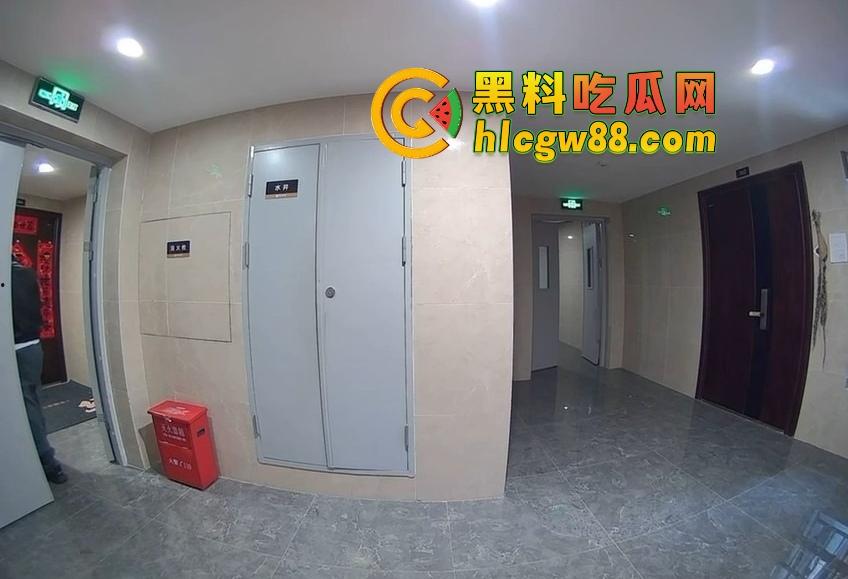 山东小区惊现饿疯贼娃子，大白天溜门撬锁，被发现撒腿就跑，半路还蹲阳台偷看，咋的？饿到不死心？-9