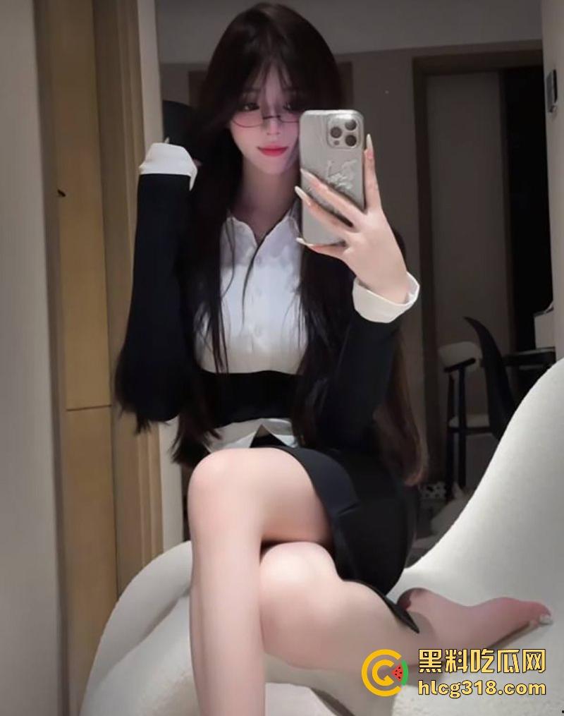 抖音高颜值网红【尼兔】收费福利曝光，超绝美腿模上演超淫丝足诱惑，简直是秀色可餐啊！-8