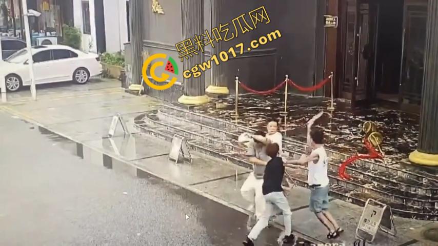 血腥暴力！两男子被疯狂催收员砍伤！街头刀光剑影，鲜血四溅，高利贷催收员下手无情，横行无忌-5